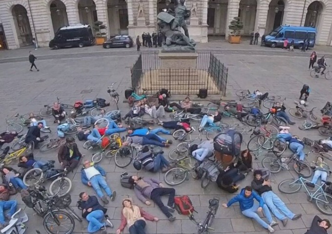 Flash mob davanti al Comune di Torino per ricordare il ciclista ucciso da un’auto in via di Nanni
