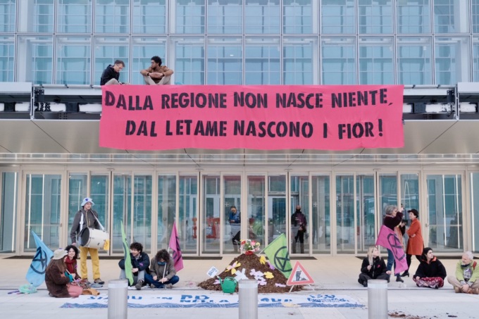 “Siamo ancora nella m****a”: Extinction Rebellion scarica quintali di Letame al grattacielo della Regione