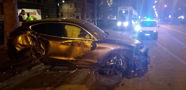 Corso Tassoni: auto sbanda, finisce contro la fermata e distrugge la pensilina