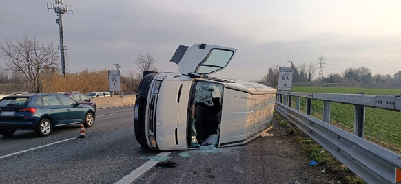 Furgone percorre la tangenziale a Rivoli e si ribalta: due feriti
