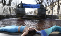 Sciopero per il clima: attivisti tingono di rosso la fontana di Piazza Solferino