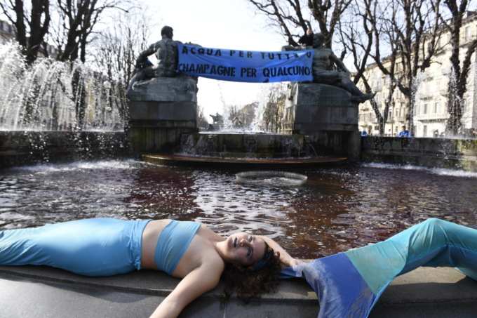 Sciopero per il clima: attivisti tingono di rosso la fontana di Piazza Solferino