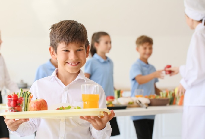 Nichelino dice stop all’acqua imbottigliata nelle mense scolastiche