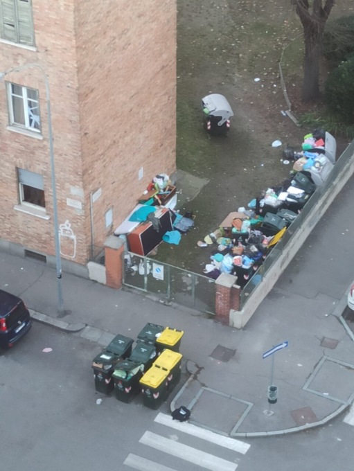 Cassonetti strapieni nella Circoscrizione 7. Lauria, M5s: “I cittadini si espongono a rischi sanitari quando buttano i rifiuti”