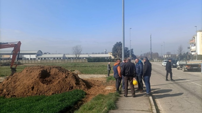 Cittadini in protesta contro i lavori di posa del ripertitore telefonico in via Pateri a Nichelino