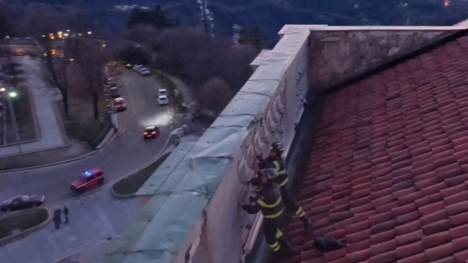 Pericolo alla Basilica di Superga: forte vento danneggia copertura di una balaustra