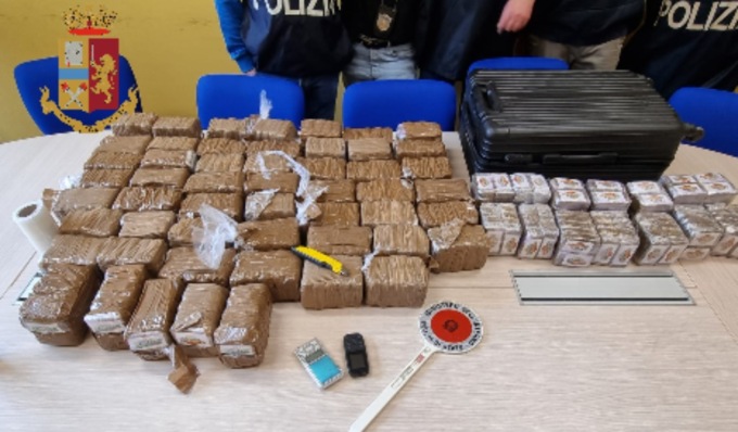 Nascosti nella cassapanca di legno 65 chili di droga: scatta l’arresto per spaccio