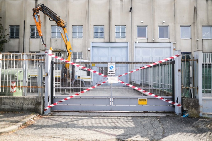 Operaio cade dal tetto di un capannone e muore: aveva 33 anni