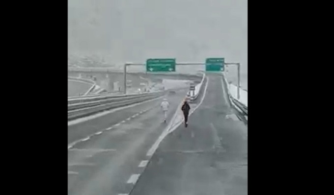 Il video dei due giovani in monopattino sulla Torino-Bardonecchia durante una nevicata