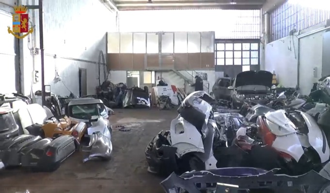 Auto rubate e smontate per rivenderne i pezzi: due carrozzieri indagati