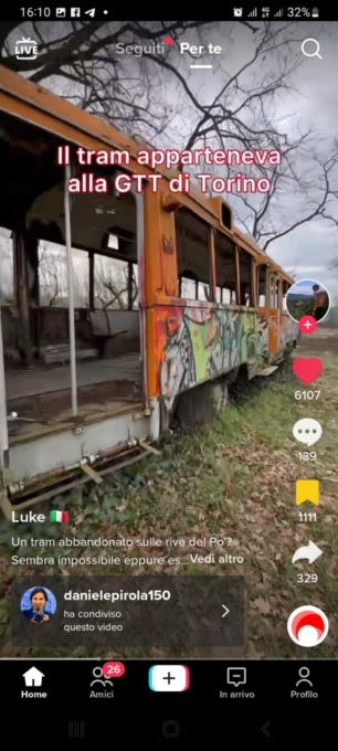 Tram abbandonato sulle rive del Po
