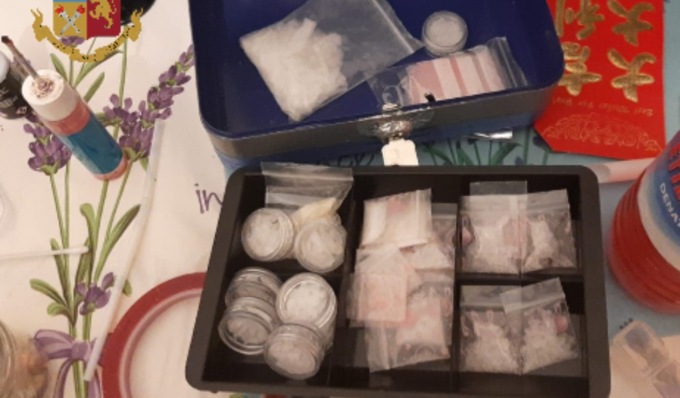 Oltre 2,7 chili di droga dagli Stati Uniti: maxi sequestro di metanfetamine-shaboo