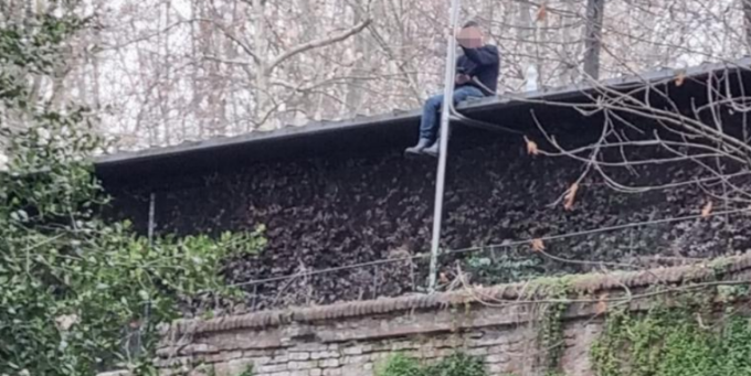 Un uomo ha tentato di buttarsi giù dal muraglione ai Giardini Reali: salvato