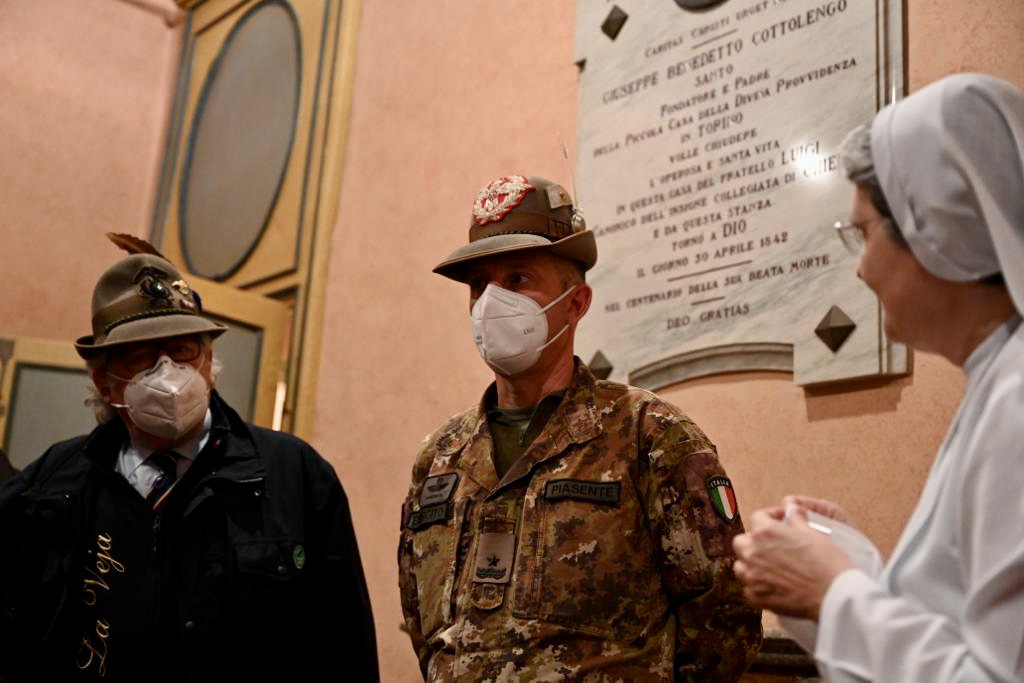 Un momento della visita del Gen. B. Piasente all'Hospice Cottolengo di Chieri