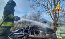 Le foto della legnaia in fiamme a Sant'Ambrogio, incendio domato in tre ore