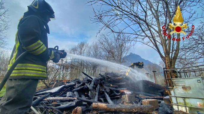 Le foto della legnaia in fiamme a Sant’Ambrogio, incendio domato in tre ore