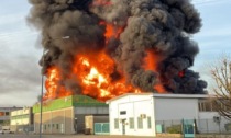 Maxi incendio alle porte di Novara, in fiamme azienda chimica