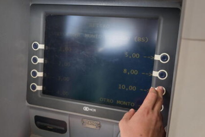 Manomettono l’impianto di sorveglianza e tentano di forzare il bancomat di Robassomero