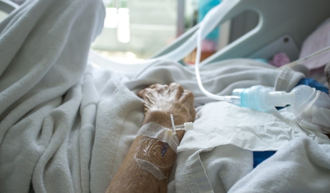 L’anziano professore è ricoverato in ospedale: i suoi ex studenti lasciano tutto per assisterlo