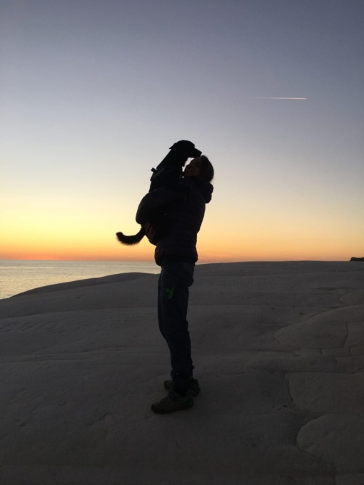 Dottoressa morta in montagna: il suo cane la veglia sino alla fine