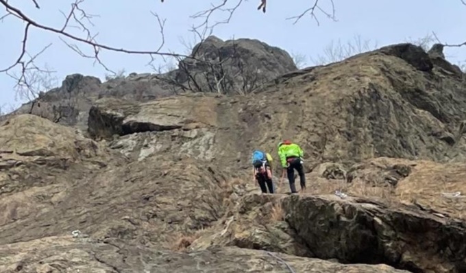 Precipita per 20 metri durante l’arrampicata: donna grave in ospedale