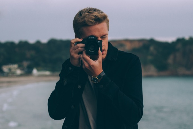 Si finge fotografo per adescare ragazze, ma era solo il custode del Castello