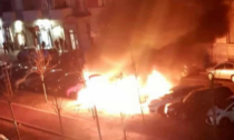 Ha dato fuoco alle auto parcheggiate per punire la donna che amava: arrestato un uomo a Santena