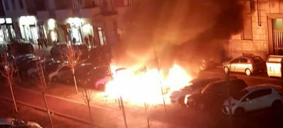 Ha dato fuoco alle auto parcheggiate per punire la donna che amava: arrestato un uomo a Santena