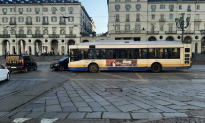 Citroën Picasso si scontra con il 61 in piazza Vittorio Veneto