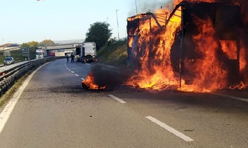 Tir percorre la Torino-Caselle e prende fuoco. Raccordo chiuso al traffico