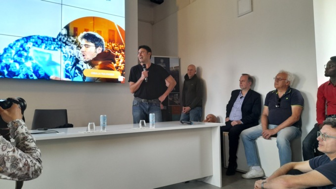 Alessandro Di Battista ha presentato la sua associazione “Schierarsi” nella periferia nord del capoluogo