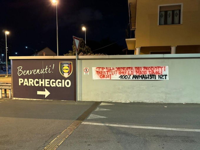 Appesi striscioni in difesa degli orsi del Trentino davanti agli ipermercati di Nichelino