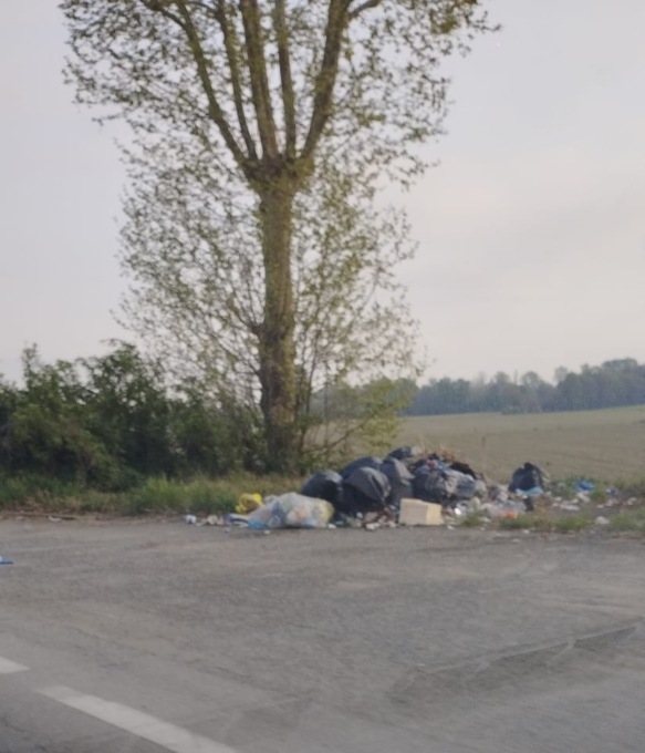 Cresce sempre di più il numero delle discariche abusive di rifiuti nelle strade extraurbane nell’hinterland di Torino