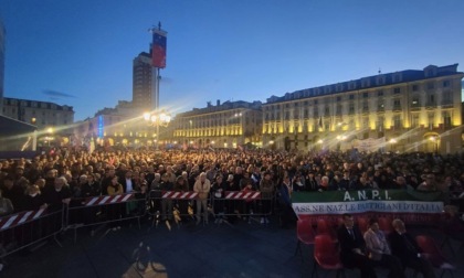 Torino, tensioni al corteo per il 25 aprile: la bandiera Nato scatena gli attivisti
