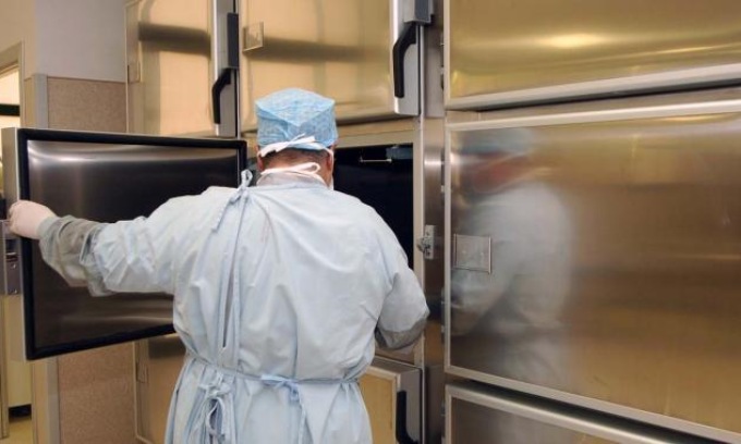 LA STORIA: feto di un bambino giace da cinque mesi in un frigo in attesa del funerale