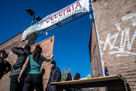 In corso le operazioni di sgombero nell’ex caserma La Marmora, occupata dal comitato “EsseNon”