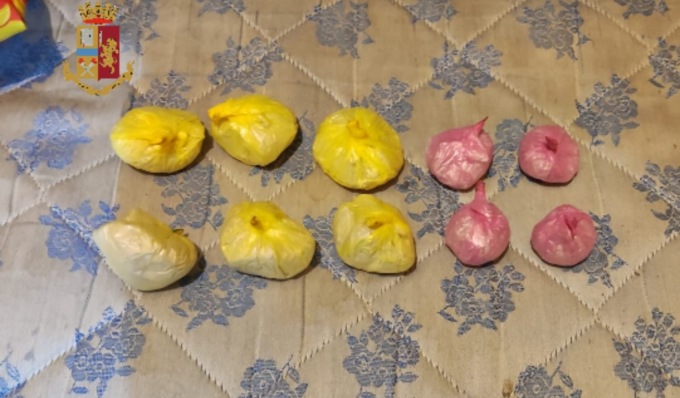 Eroina nascosta nella valigia in ripostiglio: spacciatore 31enne arrestato