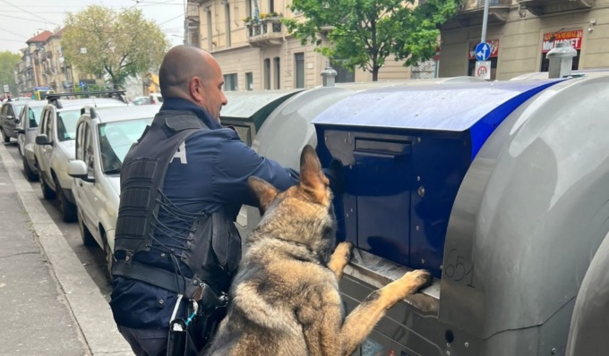 A Barriera di Milano la droga era nascosta nei cassonetti dei rifiuti
