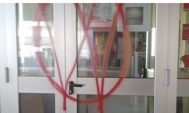 Scritte “no vax” contro la sede della Cgil di Collegno
