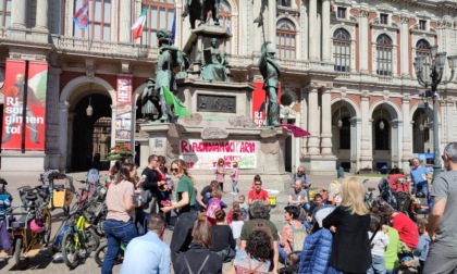 A Torino la "Festa di Protesta" di Extinction Rebellion: genitori e bambini in piazza