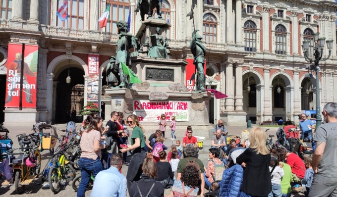 A Torino la “Festa di Protesta” di Extinction Rebellion: genitori e bambini in piazza