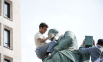 Extinction Rebellion, clima: attivista denunciato per aver bendato una statua