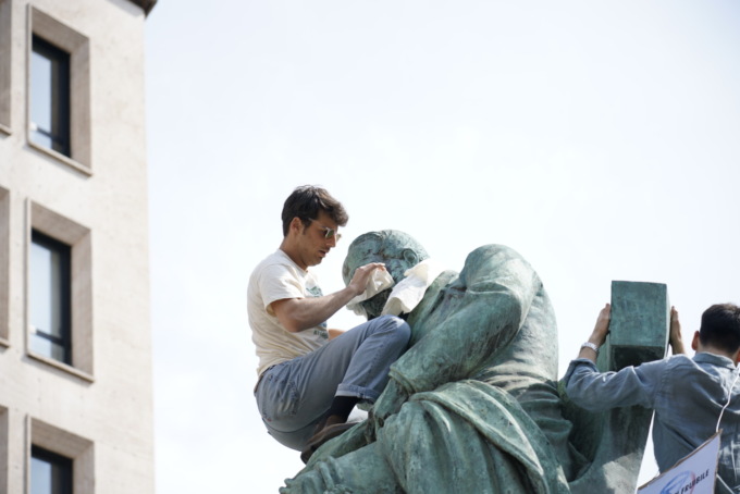 Extinction Rebellion, clima: attivista denunciato per aver bendato una statua