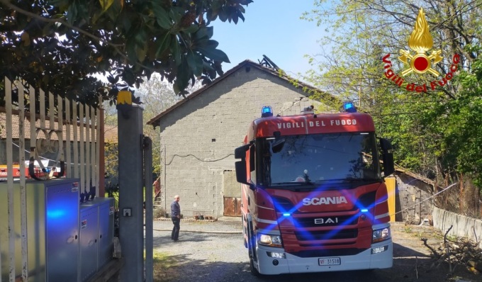 Incendio a Condove, a fuoco il capannone di un’azienda agricola