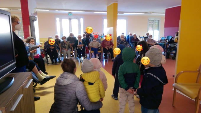 Pasqua in Rsa a Vinovo: un tenero incontro tra anziani e bambini