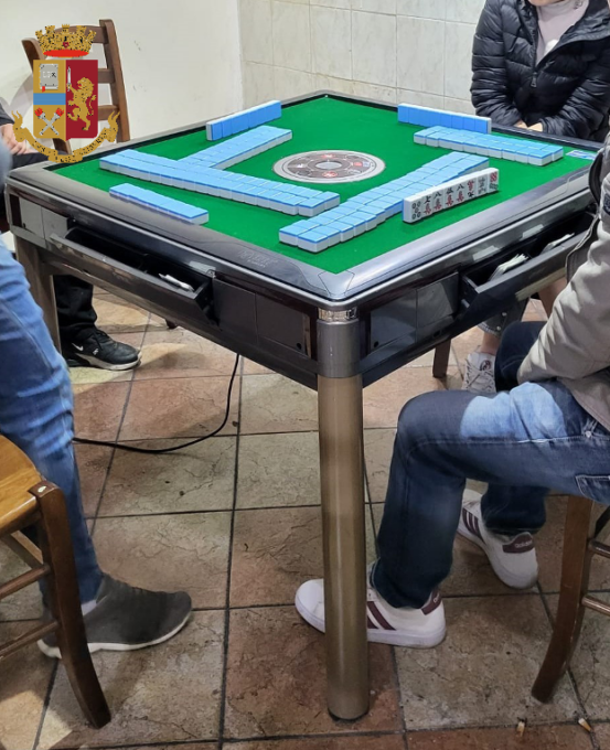 Bisca in un bar di Barriera di Milano: 5 persone denunciate