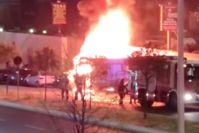 Corso Venezia, camper a fuoco nel cuore della notte: il video dell’incendio