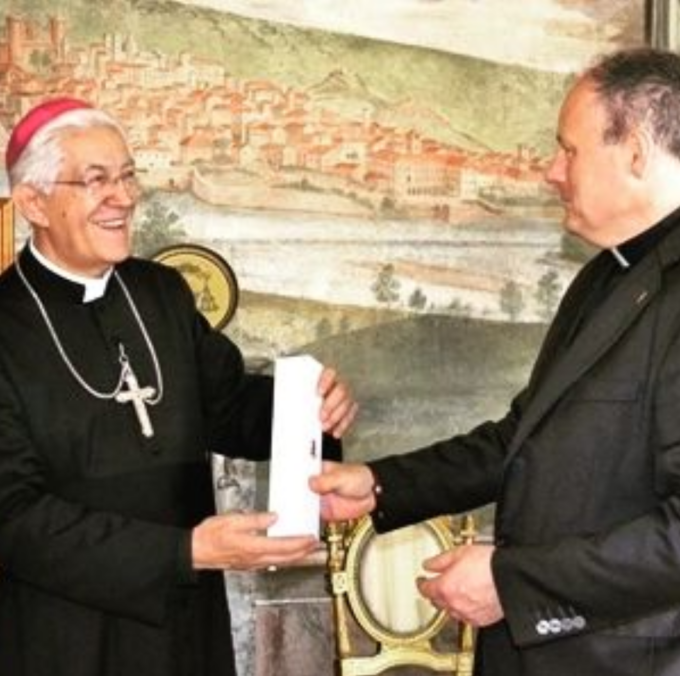 Consegnato anche a Torino l’olio del Giardino della Memoria