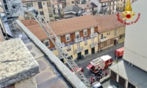 Le foto del tetto in fiamme a Collegno: palazzo evacuato in corso Francia