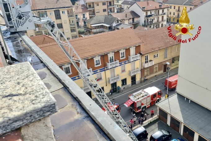 Le foto del tetto in fiamme a Collegno: palazzo evacuato in corso Francia